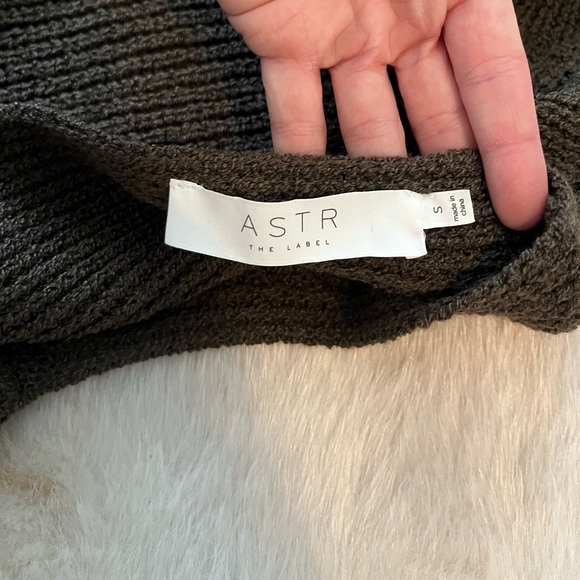 ASTR Twist Back V-Neck Ribbed Sweater in Olive S - Picture 10 of 11